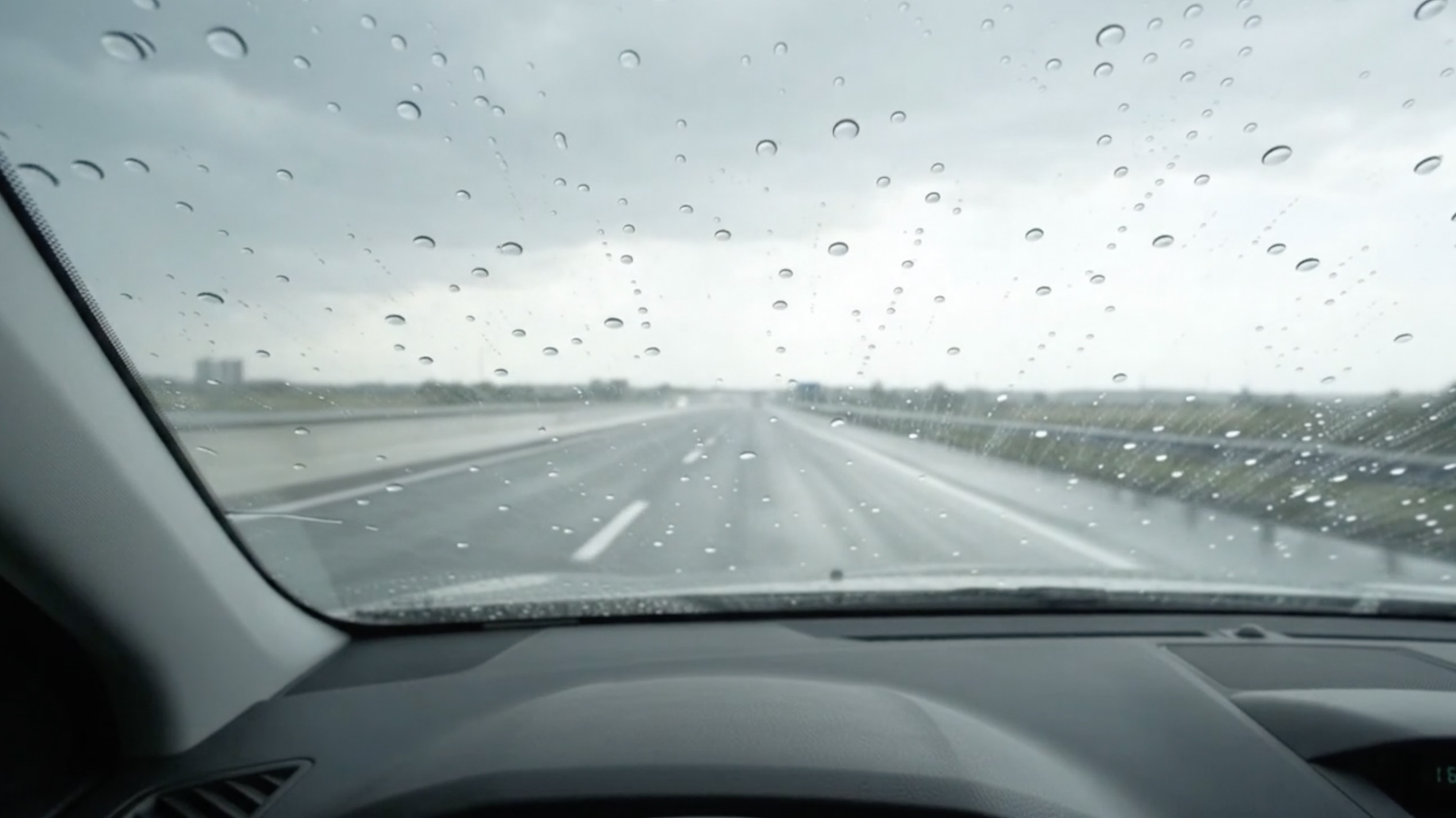 高速公路暴雨駕駛視線